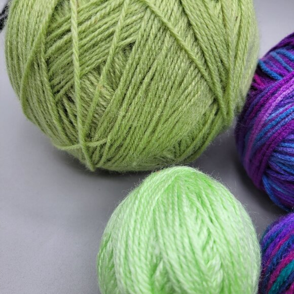 Mixed Yarn Lot Lightweight Crochet Knitting Projects 1.4 Lbs - Picture 2 of 4